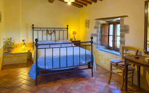 Torre di Vignale: Flooring, Schlafzimmer, Bett, Lampe, Linens, Bedding, Bettrahmen, Zimmerpflanze, Villa
