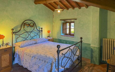 Torre di Vignale: Schlafzimmer, Villa, Bauernhaus, Lampe, Hotel, Zimmerpflanze, Bett, Light Fixture, Bilderrahmen, Bettrahmen