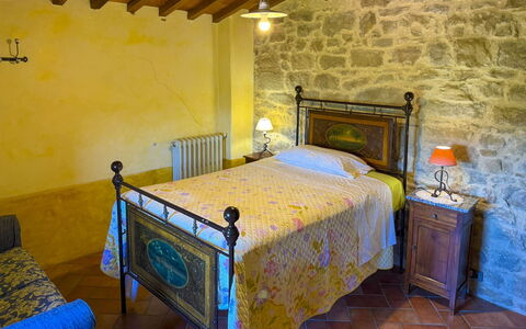 Torre di Vignale: Wand, Möbel, Schlafzimmer, Bettrahmen, Bett, Villa, Steinwand, Bilderrahmen, Bedding, Zimmerpflanze