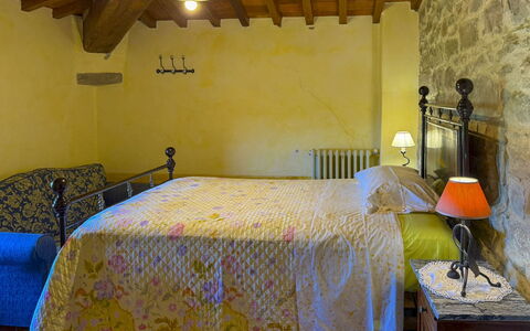 Torre di Vignale: Möbel, Wand, Schlafzimmer, Interior Design, Bett, Holz, Bettdecke, Flooring, Linens, Zimmer