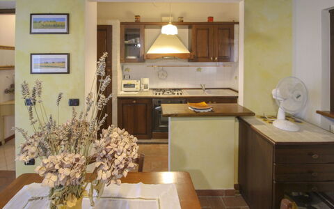 Villino Alba: Möbel, Interior Design, Countertop, Holz, Flooring, Küche, Küchengerät, Decke, Zimmer, Beleuchtung