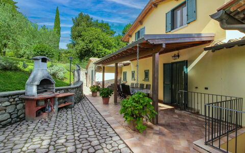 Villino Alba: Blumentopf, Möbel, Zimmerpflanze, Tür, Flagstone, Veranda, Garten, Stuhl, Terrasse, Schatten