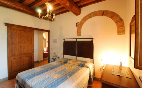 Casa Bella: Schlafzimmer, Bett, Zimmer, Möbel, Eigentum, Gebäude, Bettdecke, Bettrahmen, Interior Design, Bedding