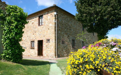 Casa Bella: Blume, Pflanze, Himmel, Gebäude, Wolke, Fenster, Grün, Natürliche Landschaft, Baum, Gras