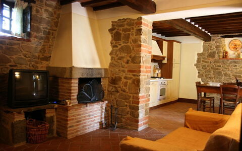 Podere della Crocchia: Zimmer, Eigentum, Gebäude, Kamin, Wohnzimmer, Feuerstelle, Interior Design, Möbel, Haus, Wand