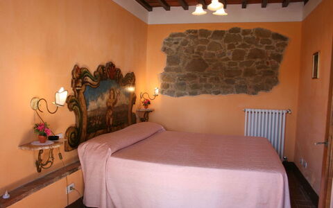 Podere della Crocchia: Schlafzimmer, Zimmer, Bett, Eigentum, Möbel, Bettdecke, Wand, Interior Design, Bettrahmen, Grundeigentum