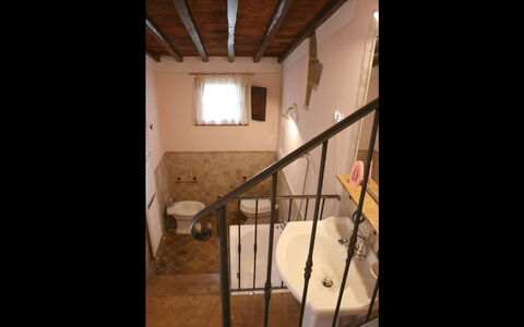 Podere della Crocchia: Zimmer, Treppe, Haus, Geländer, Gebäude, Decke, Holz, Daylighting, Fussboden