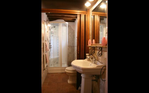 Podere della Crocchia: Badezimmer, Zimmer, Eigentum, Interior Design, Beleuchtung, Zuhause, Gebäude, Haus, Möbel, Decke