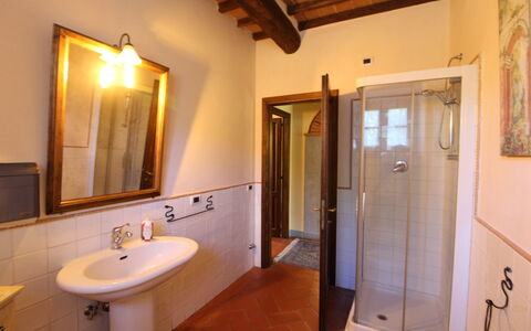 La Quiete: Eigentum, Zimmer, Badezimmer, Gebäude, Interior Design, Wand, Haus, Badezimmerschrank, Sinken, Grundeigentum