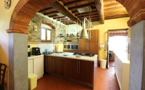 La Quiete: Gebäude, Eigentum, Zimmer, Küche, Möbel, Interior Design, Countertop, Haus, Decke, Fussboden