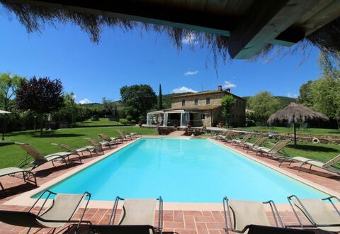 La Quiete: Wasser, Pflanze, Himmel, Eigentum, Schwimmbad, Azurblau, Schatten, Baum, Freizeit, Verbundwerkstoff