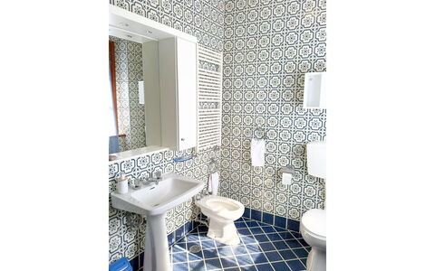 Villa Verniana: Flooring, Interior Design, Fussboden, Armatur, Badezimmer, Toilleten Sitz, Toilette, Fliese, Bad Sink, Installation