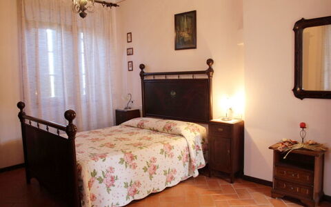 Villa Verniana: Bett, Schlafzimmer, Möbel, Zimmer, Bettdecke, Eigentum, Bettrahmen, Bedding, Fussboden, Interior Design