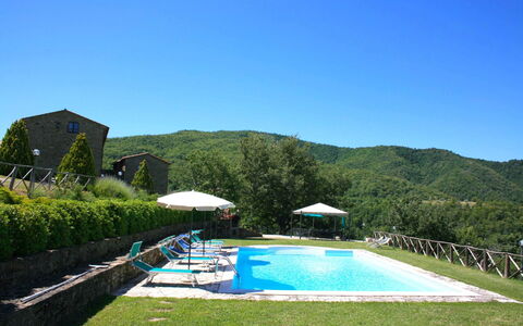 Borgo Antico: Wasser, Himmel, Pflanze, Eigentum, Azurblau, Natürliche Landschaft, Schwimmbad, Baum, Berg, Gras