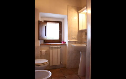 Borgo Antico: Zimmer, Badezimmer, Eigentum, Interior Design, Gebäude, Beleuchtung, Möbel, Fussboden, Haus, Badezimmerschrank