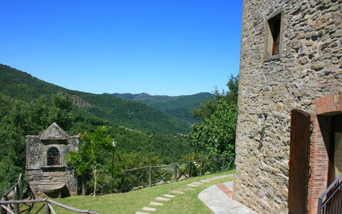 Borgo Antico: Himmel, Pflanze, Eigentum, Gebäude, Azurblau, Berg, Baum, Hütte, Landschaft, Ländliches Gebiet
