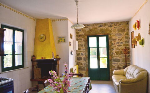 Villa Cantagallo: Zimmer, Eigentum, Interior Design, Gebäude, Gelb, Wohnzimmer, Möbel, Haus, Grundeigentum, Decke