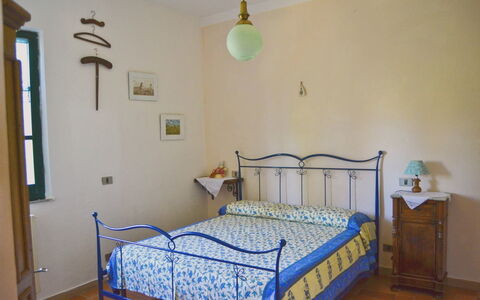 Villa Cantagallo: Schlafzimmer, Zimmer, Bett, Möbel, Eigentum, Bettdecke, Bettrahmen, Produkt, Fussboden, Bedding