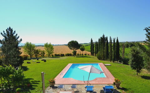Villa Cantagallo: Himmel, Pflanze, Eigentum, Baum, Grundstueck, Natürliche Landschaft, Schatten, Gras, Landschaft, Ländliches Gebiet