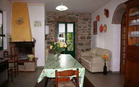 Villa Cantagallo: Zimmer, Eigentum, Gebäude, Haus, Möbel, Interior Design, Fussboden, Tabelle, Grundeigentum, Esszimmer