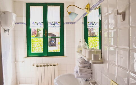 Villa Cantagallo: Badezimmer, Zimmer, Grün, Eigentum, Gelb, Interior Design, Wand, Zuhause, Fliese, Haus
