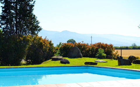 Villa Cantagallo: Wasser, Himmel, Pflanze, Schwimmbad, Baum, Rechteck, Gebäude, Schatten, Gras, Natürliche Landschaft