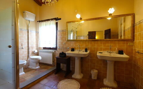 Villa Cecilia: Badezimmer, Zimmer, Eigentum, Interior Design, Gebäude, Fussboden, Möbel, Fliese, Armatur, Haus