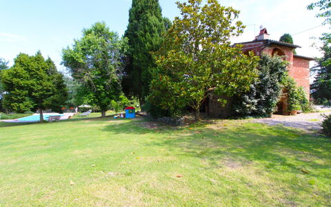 Villa Cecilia: Pflanze, Himmel, Wolke, Eigentum, Baum, Botanik, Natürliche Landschaft, Haus, Gras, Gebäude