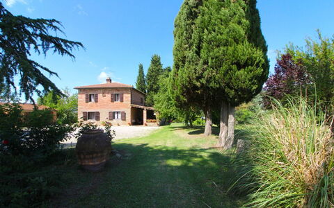 Villa Cecilia: Himmel, Pflanze, Natürliche Landschaft, Baum, Fenster, Wolke, Gebäude, Gras, Landschaft, Grundeigentum
