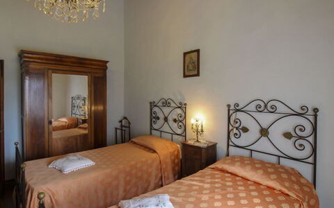 Villa Cecilia: Wand, Schlafzimmer, Interior Design, Bett, Fussboden, Bedding, Möbel, Bettrahmen, Bettdecke, Flooring