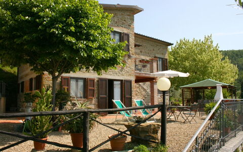 Agriturismo Arcobaleno: Pflanze, Eigentum, Gebäude, Himmel, Fenster, Baum, Grundstueck, Urban Design, Hütte, Nachbarschaft