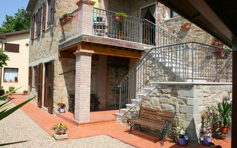 Agriturismo Arcobaleno: Pflanze, Gebäude, Fenster, Blumentopf, Treppe, Tür, Haus, Interior Design, Baum, Zimmerpflanze