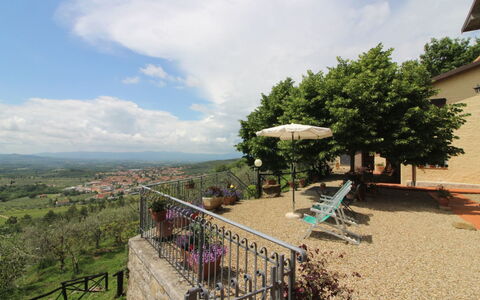 Agriturismo Arcobaleno: Wolke, Himmel, Pflanze, Baum, Zaun, Gebäude, Schatten, Grundstueck, Freizeit, Landschaft