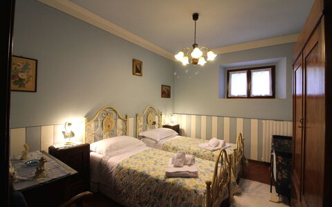Agriturismo Arcobaleno: Schlafzimmer, Bett, Zimmer, Möbel, Eigentum, Bettdecke, Interior Design, Bettrahmen, Decke, Bedding