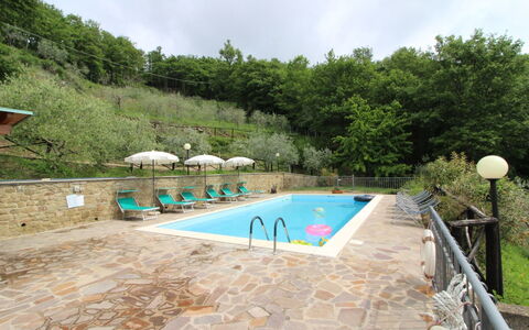 Agriturismo Ca di Vestro: Wasser, Himmel, Pflanze, Wolke, Schwimmbad, Baum, Schatten, Grundstueck, Rechteck, Freizeit