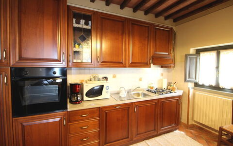 Agriturismo Ca di Vestro: Cabinetry, Möbel, Countertop, Zimmer, Küche, Eigentum, Herd, Gebäude, Interior Design, Schrank