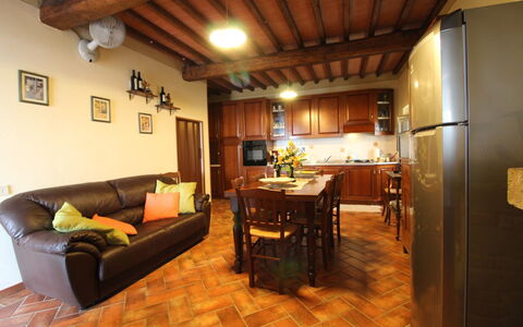 Agriturismo Ca di Vestro: Zimmer, Eigentum, Gebäude, Interior Design, Möbel, Wohnzimmer, Fussboden, Haus, Grundeigentum, Hartholz