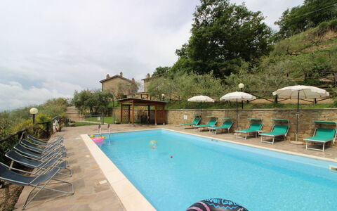 Agriturismo Ca di Vestro: Wasser, Wolke, Himmel, Eigentum, Pflanze, Gebäude, Schwimmbad, Natur, Azurblau, Baum