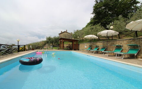 Agriturismo Ca di Vestro: Wasser, Gebäude, Himmel, Pflanze, Schwimmbad, Strandresort, Wolke, Haus, Baum, Stuhl