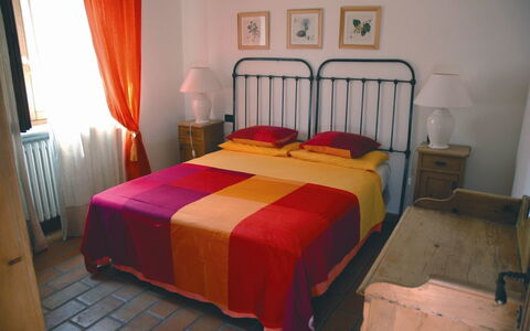 Villa Iris: Schlafzimmer, Bett, Zimmer, Möbel, Eigentum, Bettdecke, Bettrahmen, Interior Design, Fussboden, Bedding