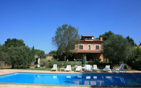 Villa Iris: Himmel, Wasser, Gebäude, Pflanze, Eigentum, Fenster, Baum, Haus, Schwimmbad, Grundstueck