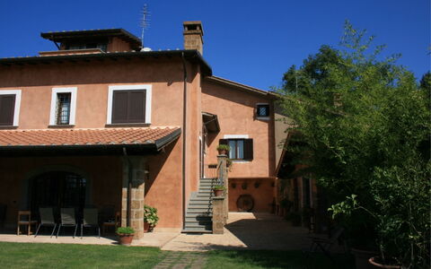 Villa Iris: Pflanze, Himmel, Gebäude, Eigentum, Fenster, Haus, Treppe, Baum, Hütte, Wohngebiet
