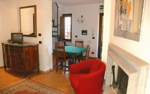 Villa Iris: Zimmer, Eigentum, Gebäude, Haus, Fussboden, Möbel, Grundeigentum, Interior Design, Wohnung, Hartholz