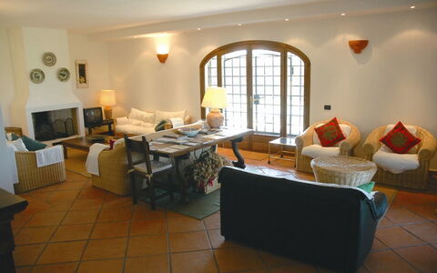 Villa Iris: Zimmer, Eigentum, Wohnzimmer, Gebäude, Interior Design, Möbel, Fussboden, Grundeigentum, Haus, Tabelle