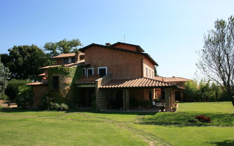 Villa Iris: Himmel, Pflanze, Gebäude, Fenster, Baum, Haus, Natürliche Landschaft, Grundstueck, Gras, Hütte