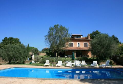Villa Iris: Himmel, Wasser, Gebäude, Pflanze, Eigentum, Fenster, Baum, Haus, Schwimmbad, Grundstueck