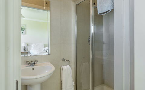 Cuascrome: Spiegel, Zapfhahn, Bad Sink, Eigentum, Armatur, Sinken, Badezimmer, Holz, Interior Design