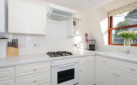Looe 107: Weiss, Eigentum, Zimmer, Countertop, Küche, Cabinetry, Möbel, Interior Design, Gebäude, Haus