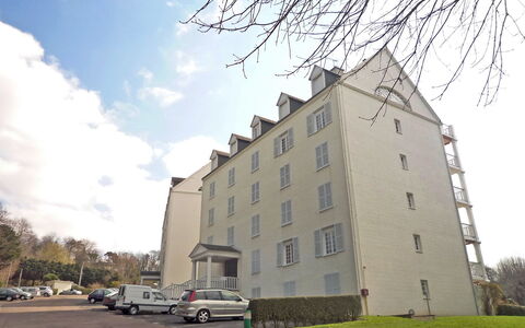 Deauville-Trouville 184: Himmel, Gebäude, Wolke, Pflanze, Auto, Fenster, Rad, Baum, Fahrzeug, Die Architektur