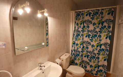 El Rinconcito: Badezimmer, Eigentum, Zimmer, Fliese, Wand, Armatur, Bad Sink, Toilette, Interior Design, Bad Zubehör